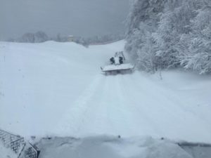 28377963_2061086064168385_3445204772378160206_n La preparazione delle piste (Foto Facebook Bolognola Sky)