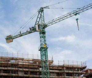 CRISI: OPERAI IN CIMA GRU, DA QUATTRO MESI SENZA STIPENDIO Foto Ansa