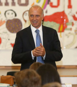 Foto LaPresse - Stefano Porta
12/09/2017 Milano ( Mi )
Cronaca
Primo giorno di scuola all'omnicomprensivo Via della Spiga
Nella foto: Il Dirigente Scolastico Marco Bussetti