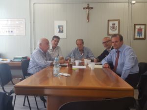 Il tavolo tecnico convocato per individuare le aree dei cantieri necessarie per i lavori di ripristino e messa in sicurezza della Strada Provinciale n. 136 Pian Perduto. All'incontro hanno partecipato il Sindaco Mauro Falcucci e il Presidente della Provincia di Macerata Antonio Pettinari, il Soggetto Attuatore Ing. Fulvio Soccodato, il Direttore dei lavori ANAS Ing. Francesco Morbidoni , il Presidente del Parco Oliviero Olivieri, in Direttore del Parco Ing. Carlo Bifulco e l'Ing. Giovanni Rainoldi del Dipartimento di Protezione Civile e l'Ing. Roberto Virzì per l'impresa