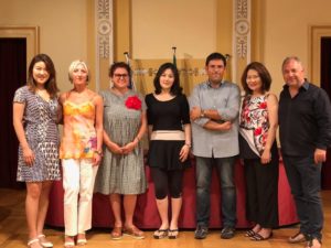 Le ragazze coreane con l'assessore alle Culture Rita Soccio, Chiarenza Gentili Mattioli Direttore organizzativo di Villa InCanto, il Sindaco di Recanati Francesco Fiordomo e il Maestro Riccardo Serenelli

