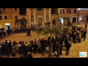 Il falò in piazza Mazzini a Macerata, proposto nel 2018