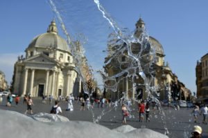 Foto
Daniele Leone / LaPresse
Cronaca
Roma 09.06.2014
Caldo record a Roma, arriva Ciclope l’anticiclone africano con massime verso i 35 gradi.
Nella foto, turisti e romani cercano refrigerio nelle fontane e parchi pubblici.