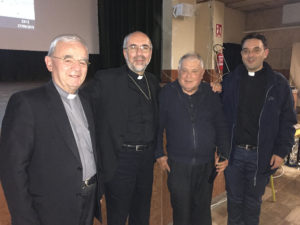 Mons. Renzo Fratini (a sinistra) con il vescovo di Macerata mons. Nazzareno Marconi, don Luigi Taliani e don Andrea Verdecchia