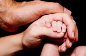 mani-mamma-papa-neonato-755x491