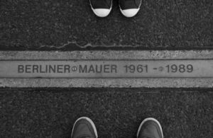 muroBerlinoScrittaPiedi-755x491