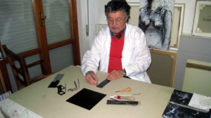 r--Carlo Iacomucci mentre incide una lastra