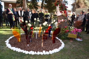 Cerimonia installazione fiori per Pamela Mastropietro (86)