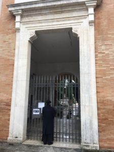 Il vescovo Marconi in preghiera al cimitero di Macerata