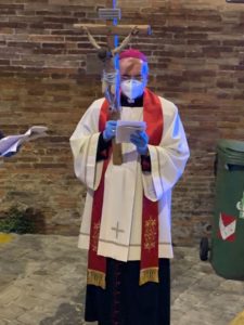 Il vescovo Nazzareno Marconi durante la processione del Venerdì Santo