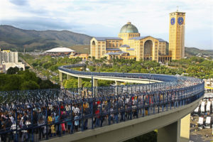 aparecida-2 PASSARELA DA FÉ – Desde 1926, os missionários Redentoristas e os fiéis pleiteavam a construção de uma Basílica maior, que tivesse capacidade de acomodar o grande número de devotos nos dias de festas. Após 20 anos, sua obra teve inicio. A planta é do renomado arquiteto Benedito Calixto. A Passarela da Fé liga as duas Basílicas.
Aparecida – SP (Igrejas e Templos/ Roteiro Turístico Religioso/ Estâncias Paulistas/ Turisticas) – Localização: S 22º 48.450´ – W 45º 11.115´
Crédito Obrigatório: Miguel Schincariol