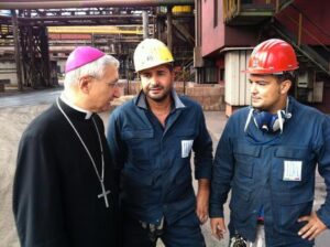 L'arcivescovo di Taranto S.E. Mons. Filippo Santoro ha incontrato gli operai che protestano occupando l'altoforno AFO 5, Taranto 27 settembre 2012
ANSA/RENATOINGENITO