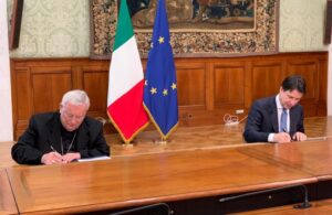 Il cardinal Bassetti e il presidente del Consiglio Conte nel momento della firma del Protocollo