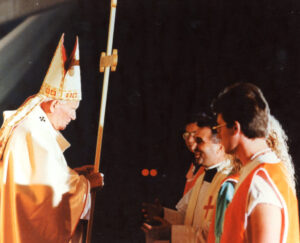 Croce La consegna della croce ai pellegrini ©Arturo Mari / OR