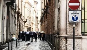 Fuori-dal-monte-dei-pegni-di-Torino-Foto-di-Andrea-Parisotto