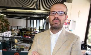 Il giornalista de l'Avvenire Nello Scavo autore del libro: "La lista di Bergoglio. I salvati da Francesco durante la dittatura. La storia mai raccontata", 25 settembre 2013 a Milano, davanti alla sede del giornale per cui scrive. ANSA / MATTEO BAZZI