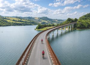 Ciclovia dei Borghi più belli d'Italia nelle Marche - Panoramica sul lago Panoraqmica su uno dei bacini fluviali delle Marche, simbolo di una mobilità lenta integrata nel paesaggio. (Foto: Ufficio Stampa Associazione I Borghi più belli d'Italia nelle Marche)