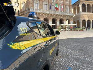 Operazione Rete Gonfiata: maxi frode sui fondi PNRR scoperta dalla Guardia di Finanza di Macerata L'indagine della Guardia di Finanza di Macerata, coordinata dalla Procura Europea, ha portato alla scoperta di una presunta frode da un milione di euro sui fondi PNRR destinati alla digitalizzazione delle imprese.