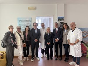 I rappresentanti della Fondazione Onlus Anello della Vita, dell’AST di Macerata e del Comune di San Severino Marche durante la consegna delle nuove poltrone-letto destinate all’Hospice settempedano.