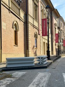 Una delle installazioni urbane di Hyper Edit collocata davanti al Politeama Franco Moschini. Il progetto reinterpreta il patrimonio dell'Archivio Storico Nazareno Gabrielli attraverso il design contemporaneo e la stampa 3D.