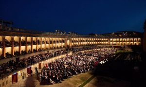 Sferisterio di Macerata visto dall'alto durante il Macerata Opera Festival 2026 Lo Sferisterio è il cuore del Macerata Opera Festival. Con Extra MOF 2026 il Festival si estende in tutta la città con oltre 40 appuntamenti gratuiti.