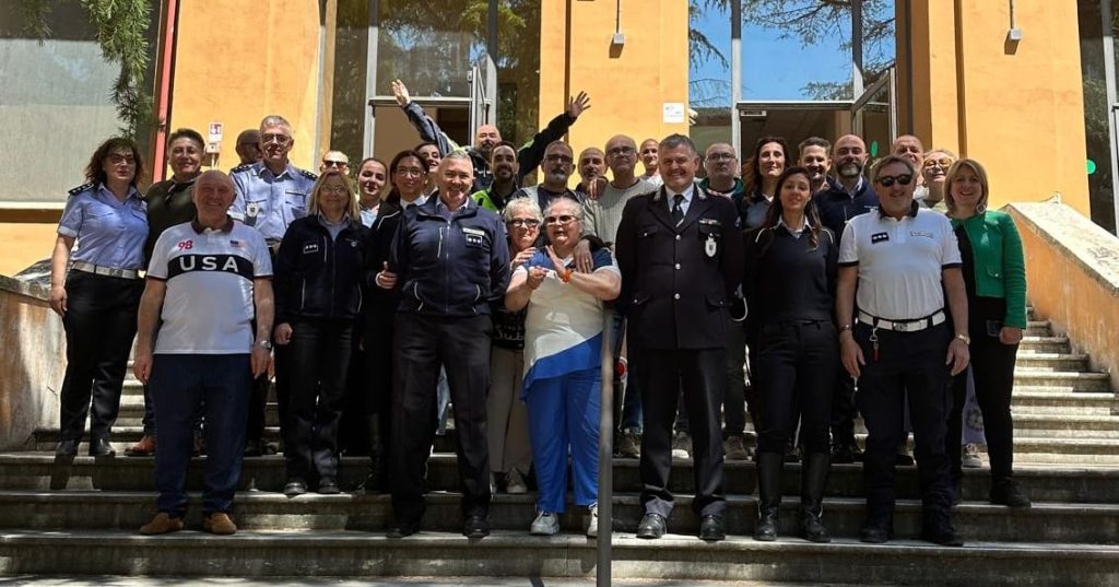 Foto di gruppo del Comando di Polizia Locale di Macerata per il saluto a Giovanna Cipriani.