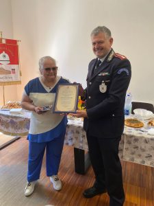 Consegna Attestato Sostituto Commissario Giovanna Cipriani La consegna dell'attestato con il grado di Sostituto Commissario a Giovanna Cipriani per gli anni dedicati al servizio della comunità maceratese.