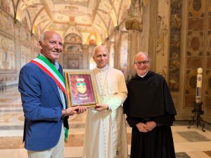 Il sindaco Andrea Michelini incontra Papa Leone XIV Da sinistra, il sindaco Andrea Michelini, Papa Leone XIV e padre Bruno Silvestrini durante l'incontro in Vaticano.