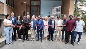 Inaugurato l’Ambulatorio Solidale di Macerata Autorità civili e religiose all’inaugurazione del nuovo Ambulatorio Solidale promosso dalla Diocesi e dalla Caritas di Macerata presso la Cittadella della Carità.