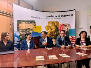 Bolognola Filiera Viva – Presentazione del progetto La presentazione di “Bolognola: Filiera Viva” nella sede della Provincia di Macerata, giovedì 8 ottobre 2026.