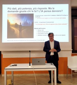 Flavio Corradini durante un incontro sull'intelligenza artificiale a Sambucheto