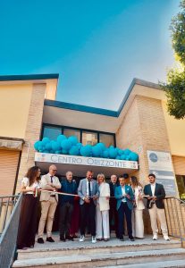 Il momento del taglio del nastro che ha inaugurato la nuova sede del Centro Orizzonte della Cooperativa Sociale Il Faro in via Pietro Gasparri a Macerata.