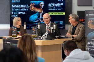 La presentazione del Macerata Humanities Festival 2026 con Fabiola Falappa, il rettore John McCourt e Piergiorgio Capparucci.