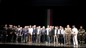 Macerata, cerimonia delle 52 Medaglie d’Onore La foto di gruppo in occasione della consegna delle Medaglie d’Onore al Teatro Lauro Rossi di Macerata