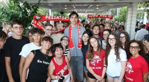 Moni Nikolov e i tifosi della Lube Volley a Civitanova Marche Il nuovo alzatore Moni Nikolov abbracciato dall'affetto dei tifosi Predators e Lube nel Cuore durante la sua presentazione allo chalet Arturo Mare.