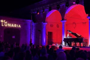 Morgan inaugura Lunaria 2026 a Recanati Morgan apre Lunaria 2026 con un concerto tra musica, poesia e omaggi a Giacomo Leopardi nel cortile di Palazzo Venieri.