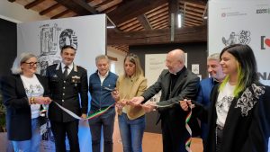 Mostra NOMINARE all’Abbadia di Fiastra, l’inaugurazione Il taglio del nastro della mostra “NOMINARE” all’Ex Ospizio dei Pellegrini dell’Abbadia di Fiastra