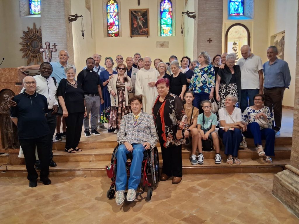 Padre Giovanni Petrelli con amici e fedeli nella chiesa di San Michele a Treia