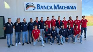 La Gruppo Fisiomed Macerata con giocatori e staff tecnico in occasione della presentazione ufficiale della nuova stagione di Serie A2.