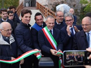 Camerino, inaugurazione di Rocca Varano dopo dieci anni Il taglio del nastro per la riapertura di Rocca Varano a Camerino, a dieci anni dal sisma del 2016.