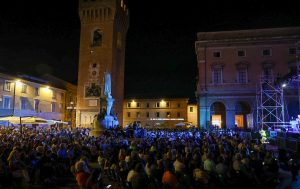Tiromancino a Lunaria - Piazza Giacomo Leopardi Recanati Migliaia di spettatori riempiono Piazza Giacomo Leopardi a Recanati in occasione del concerto dei Tiromancino per la rassegna Lunaria. (Foto: Ufficio Stampa Musicultura)